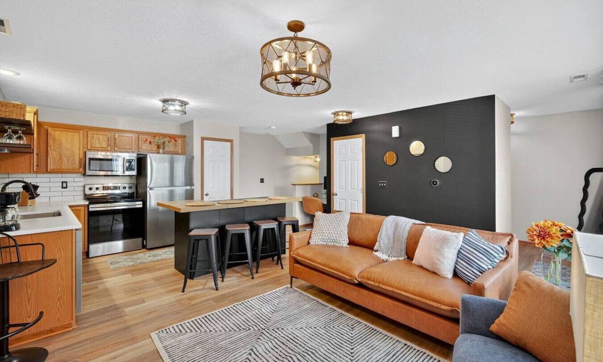 Ankeny Apartment | 2BD-Fun Retreat/Board Games & Work Area