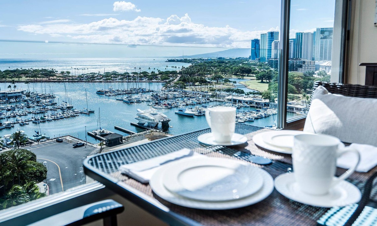 Downtown Honolulu Condo | 2BD, Pool, FREE PARKING