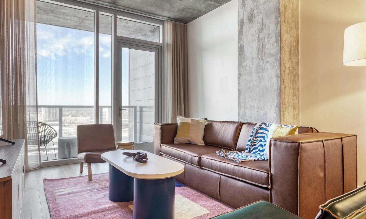 Rainey Street Historic District Condo | 2BDR Condo w/Luxe Amenities in Downtown | Natiivo