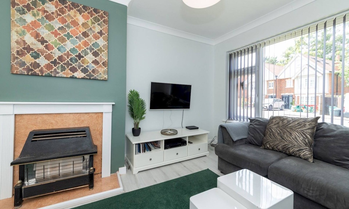 Winnersh Apartment | 2BDR Peaceful Ground Floor Apartment Free Parking - Pass the Keys