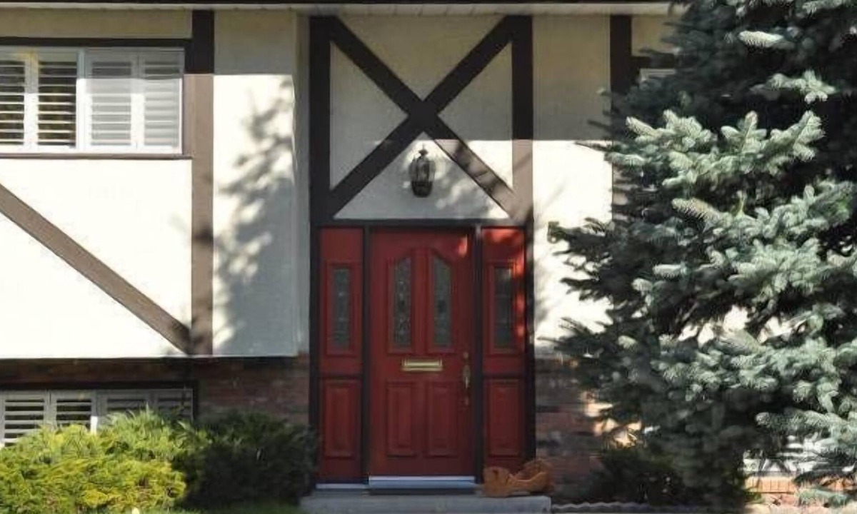 Cedarbrae House | 2BDR spacious, cozy suite with fireplace