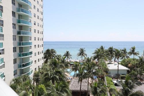 Hollywood South Central Beach House | 2Bed/2Bath, 4QueenBeds & OceanView at Tides