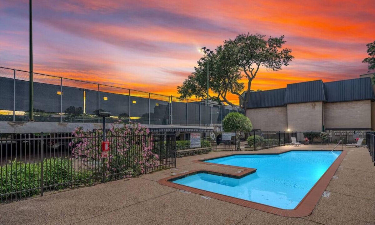 South Main Apartment | 2Bed/2Bath MedCtr & NRG Apt! W/D and Parking!