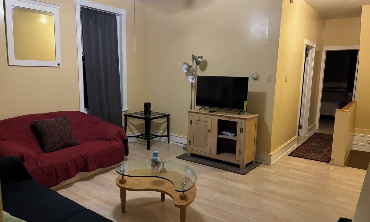 Frankford Apartment | 2bed 2nd fl with parking
