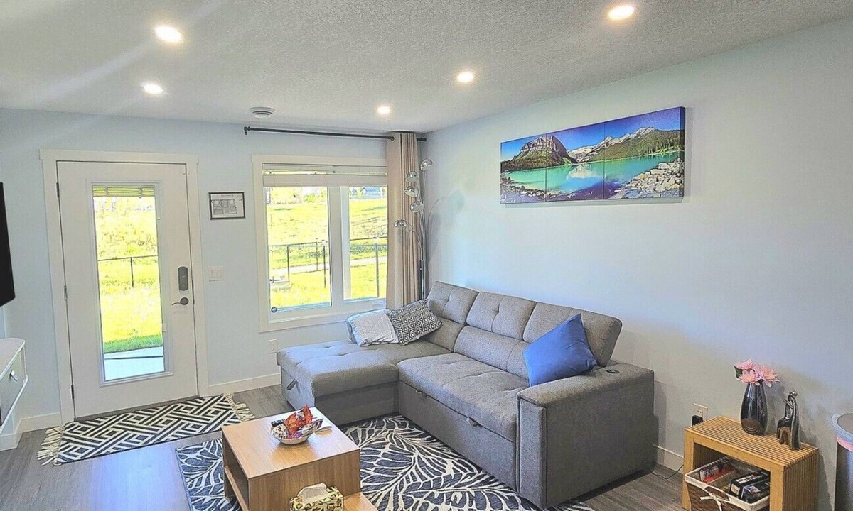 Northwest Calgary House | 2BR, 1.5Bath, Full Kitchen+Coffee, Ravine View.