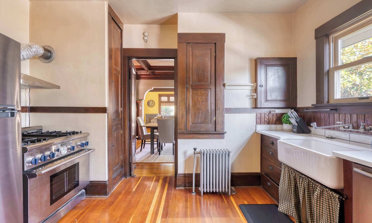Kerns House | 2BR/1BA Portland Craftsman Central Location