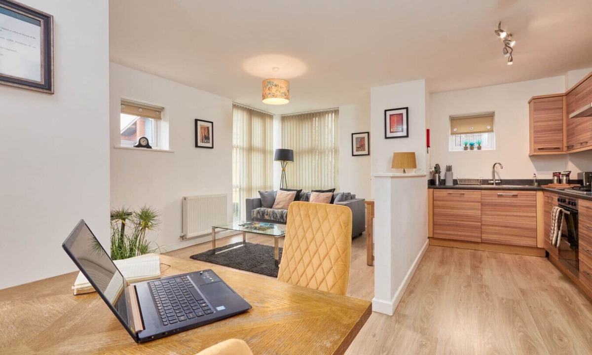 Wilford Apartment | 2BR+2BA Apt: Nr Tram Stop, Balcony, Fast WiFi