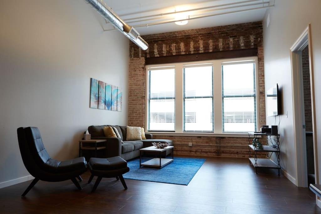 Downtown Kansas City Hotel | 2BR 2BA Loft In Historic Downtown KC