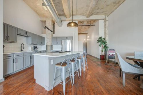 Crossroads Arts District Apartment | 2BR 2BA Spacious Historic Loft With Gym by ENVITAE