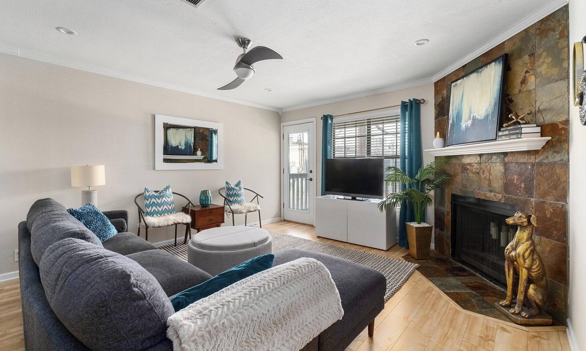 South Congress Condo | 2BR/2BA w/pool close to downtown, walk to everything on South Congress