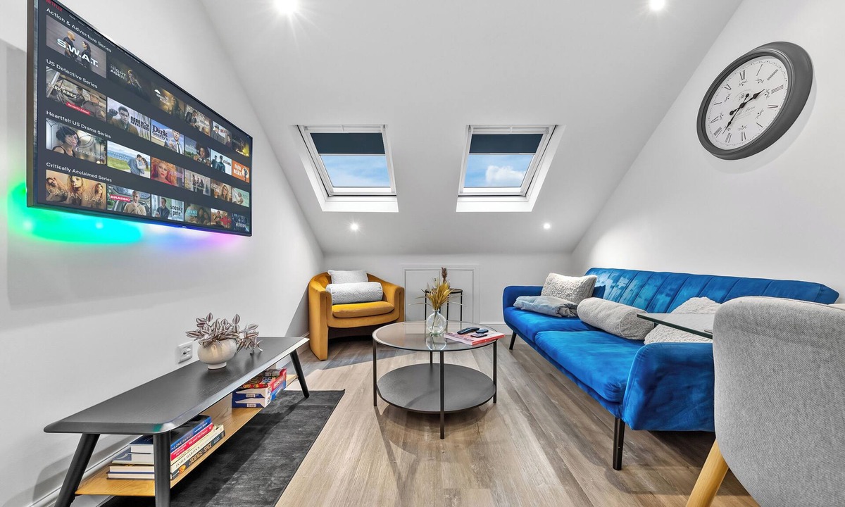 West Hendon Apartment | 2BR 2Bath at Hendon – 1 Min to Train- Free Parking