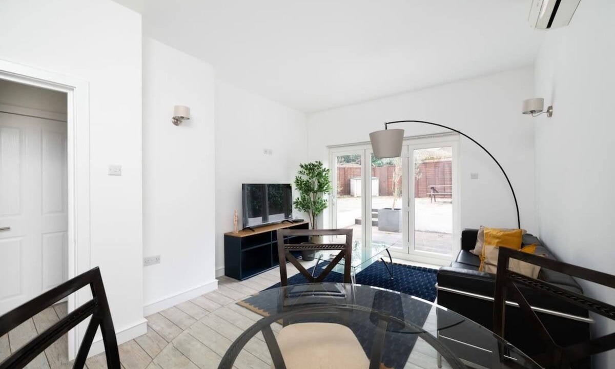 Hampton Wick Apartment | 2BR 2Baths ground floor garden apartment