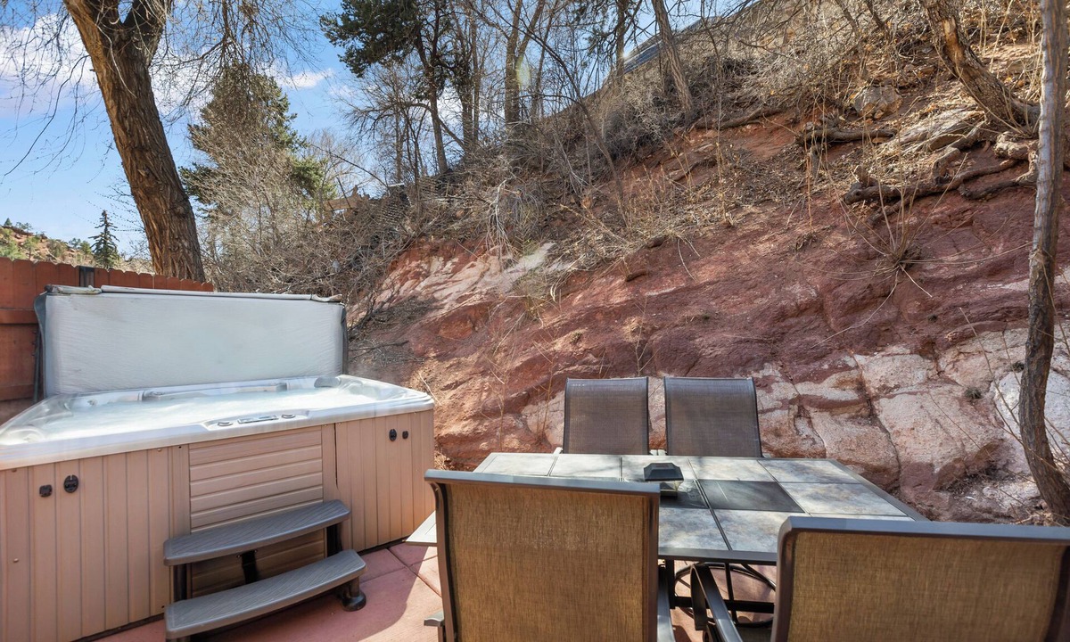 Manitou Springs Historic District Apartment | 2BR Apt. in Manitou Springs Steps to Incline/DT Hot Tub Parking Dog OK