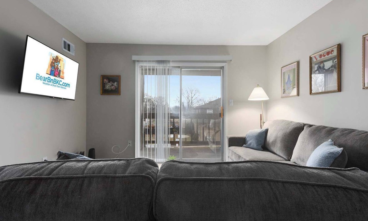 Rosedale Apartment | 2BR Apt Near Shops and KC Attractions, King Beds