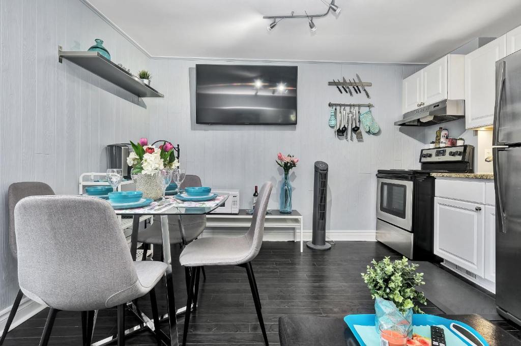 Centretown West Apartment | 2BR Apt with Netflix and access to Rooftop Terrace