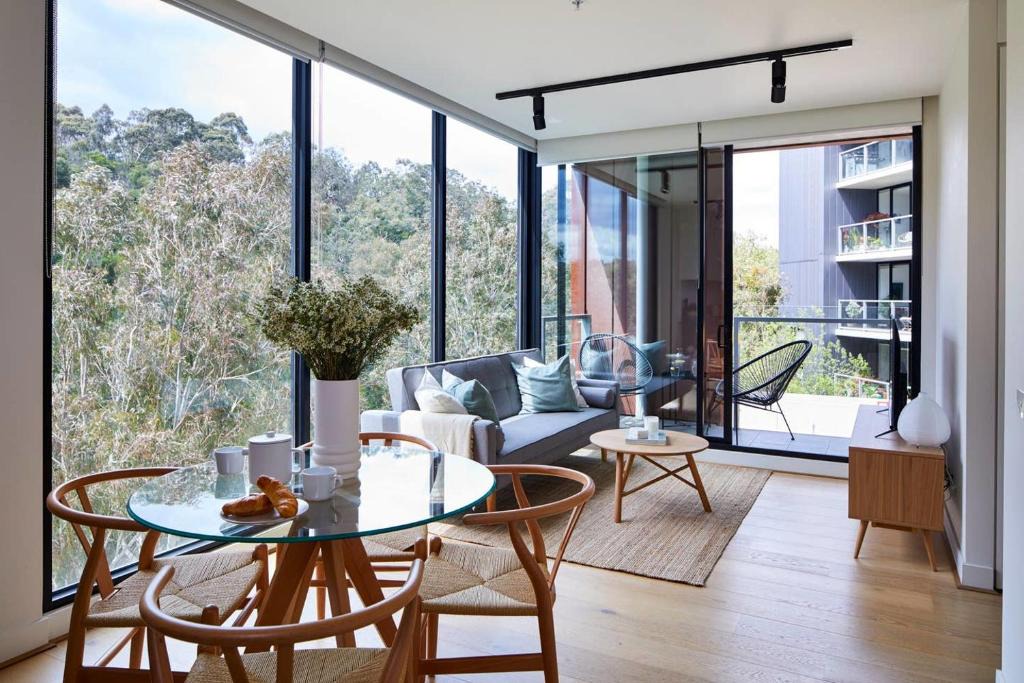 Abbotsford Apartment | 2BR Apt With Yarra River Views & Parking