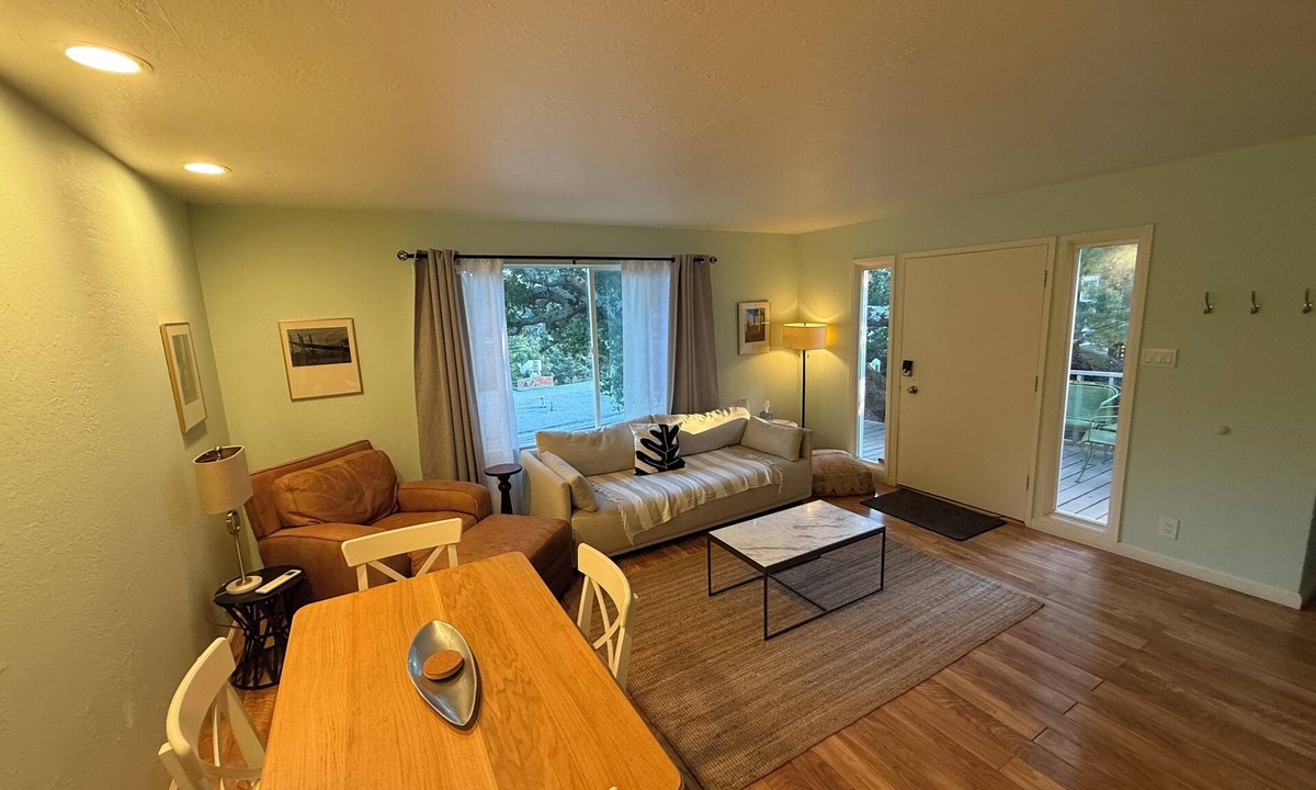 Belmont Cottage | 2BR Belmont Treehouse near SFO, Caltrain & Levi's