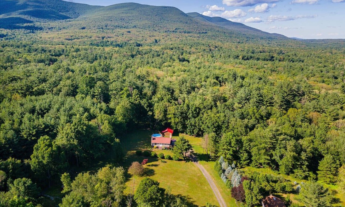 Kerhonkson House | 2BR Catskills Retreat | Hot Tub | Pool | Fire Pit