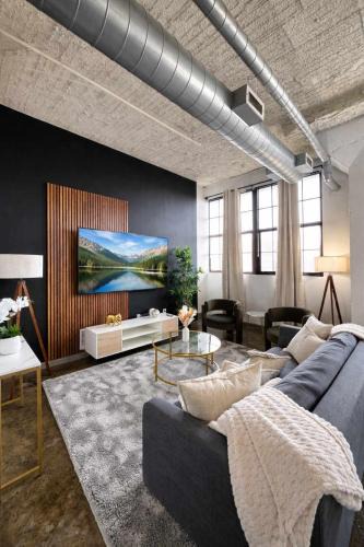 River Market Apartment | 2BR Central KC Stay - Pet Friendly Rooftop & Gym