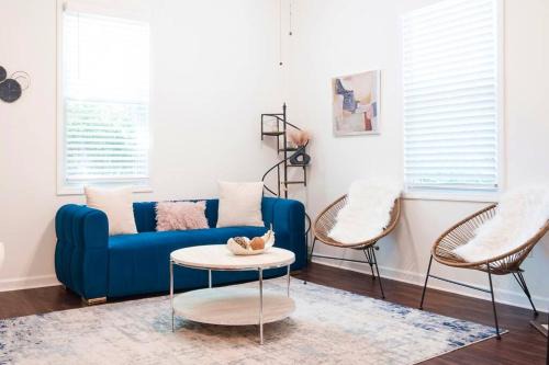 Thunderbolt Apartment | 2BR Chic Duplex - Firepit - Perfect for Travel