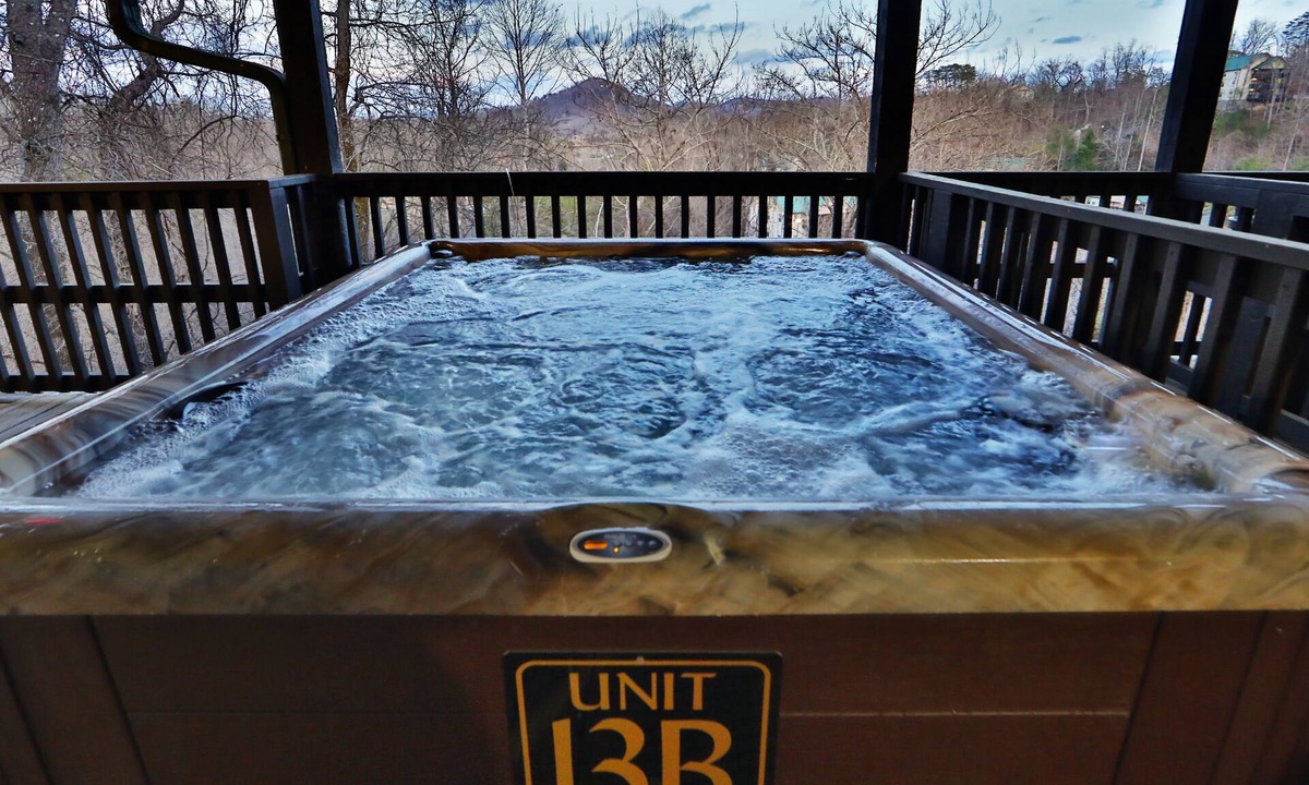 Pigeon Forge Condo | 2BR, close to Dollywood, hot tub!