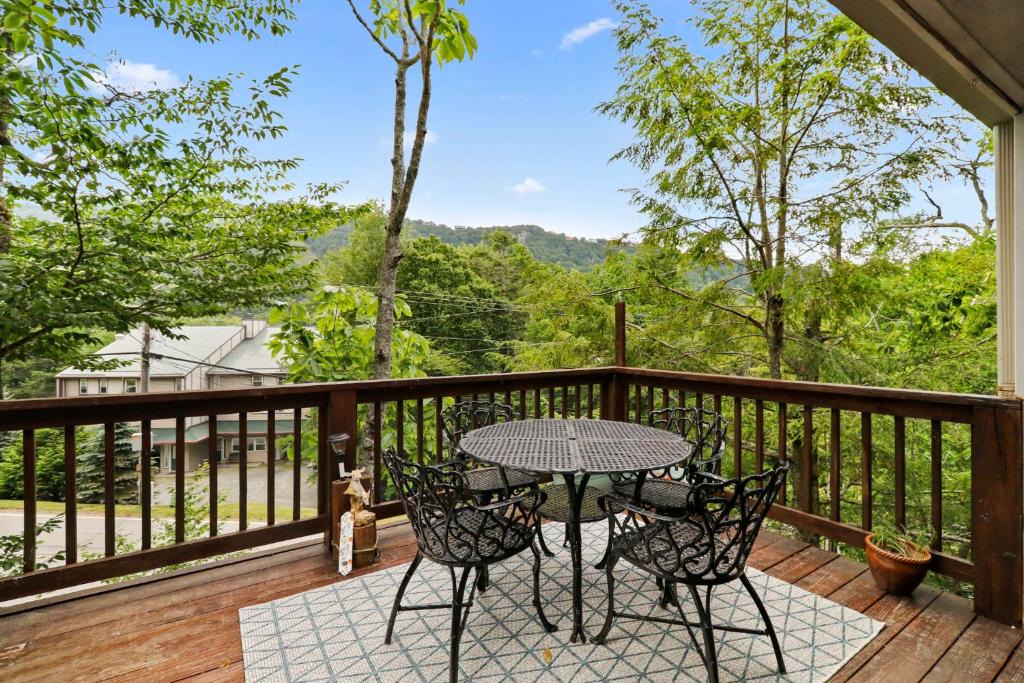 Beech Mountain House | 2BR Condo Sleeps 4 Skiing BIG Views Wildlife