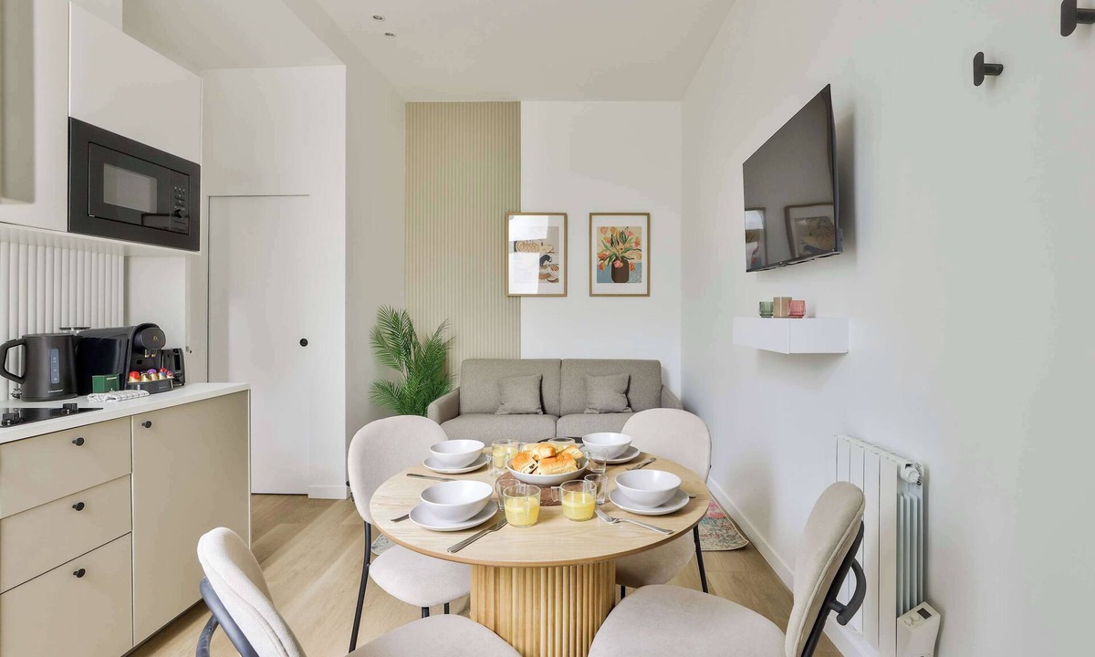 Republique–Point-du-Jour Apartment | 2BR Courtyard Retreat on Paris’ Edge - Boulogne