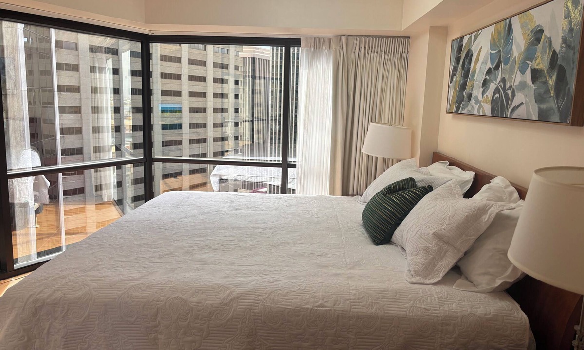 Downtown Honolulu Condo | 2BR+Den High Floor Ocean View Free Parking