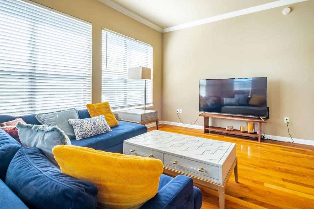 Cityplace Apartment | 2BR Executive Suite With Pool, Gym By ENVITAE