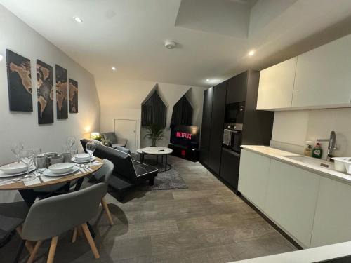 Farnham Common Apartment | 2BR Flat in Prime Location