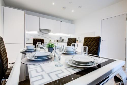 Botwell Apartment | 2BR Flat - Walk to Elizabeth Line - Free Parking