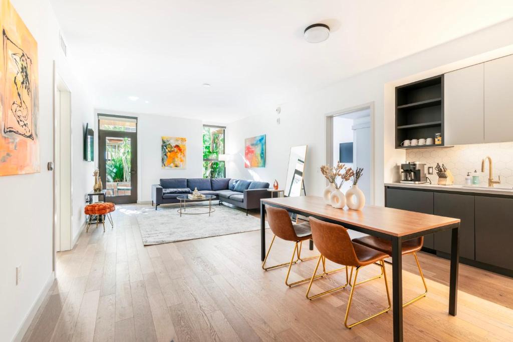Burbank Apartment | 2BR Hollywood Luxury Condo
