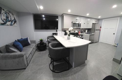 Roxbury Apartment | 2BR Lower Garden-Level Apt 20min