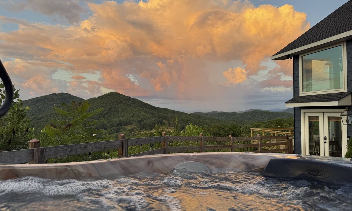 Ridgeline Vistas Cabin | 2BR Mountain chalet with loft, views & deck