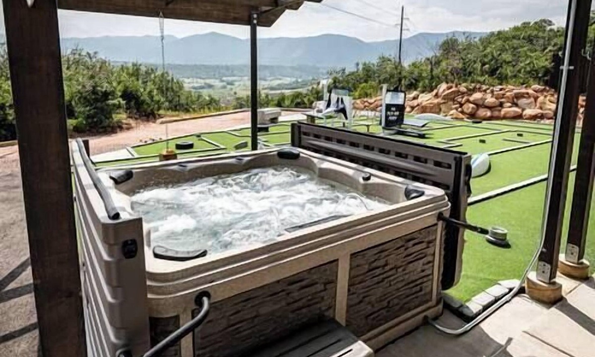 Monument House | 2BR♥Mountain&Lake view♥Hot Tub+MiniGolf+Pool Table