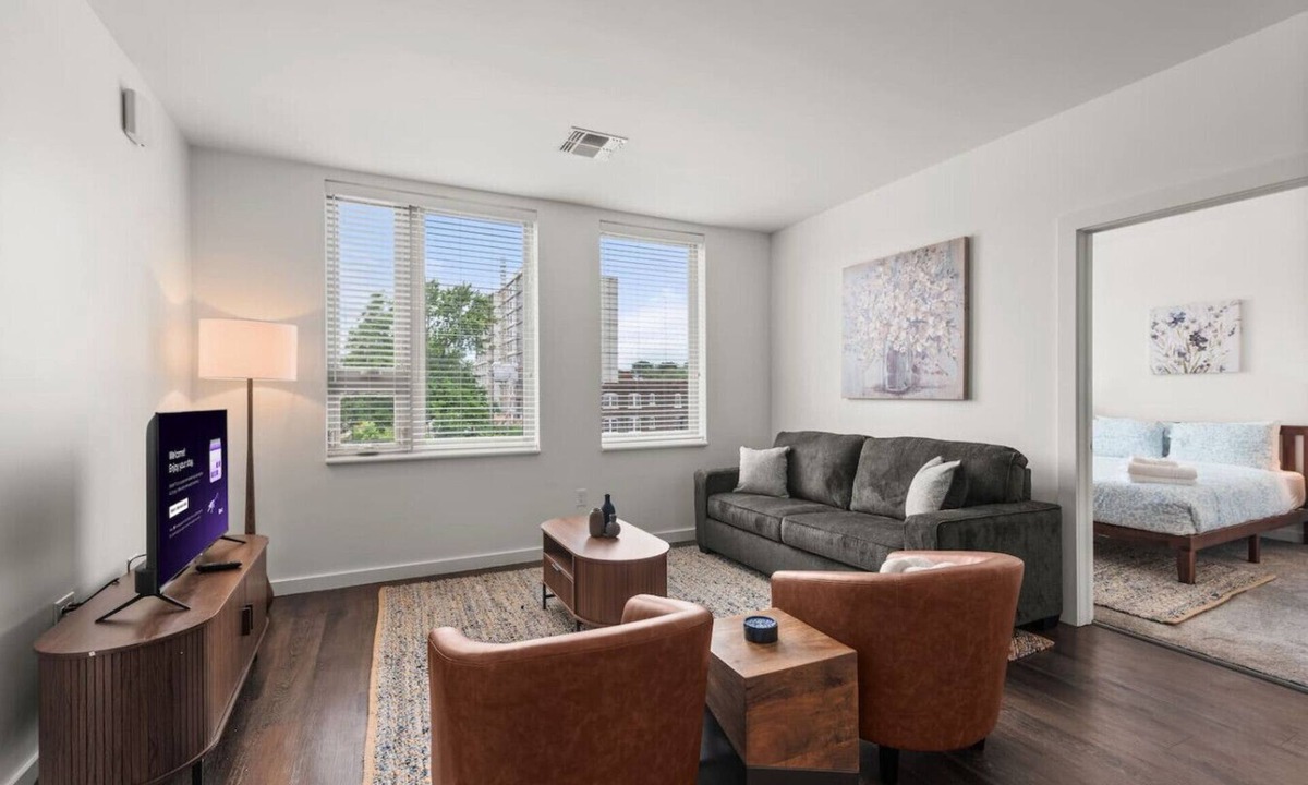 Hough Apartment | 2BR Near Clinic, Case Western & Museums