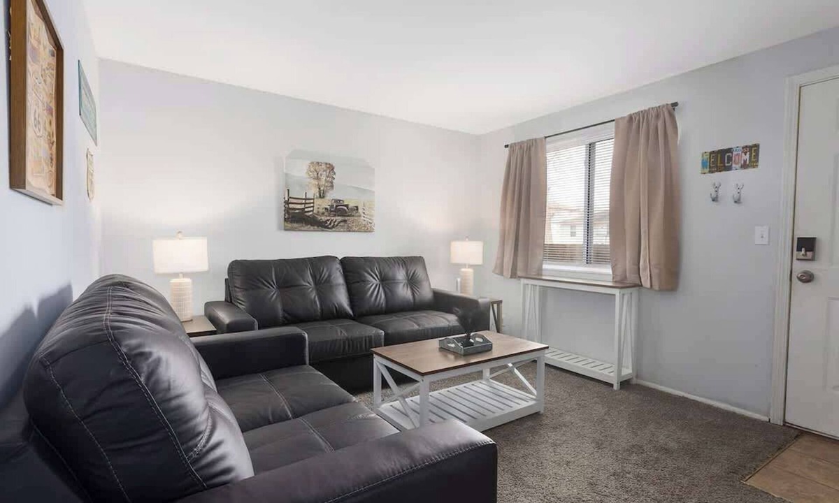 Riverside Apartment | 2BR Near Downtown KC | In-Unit Laundry