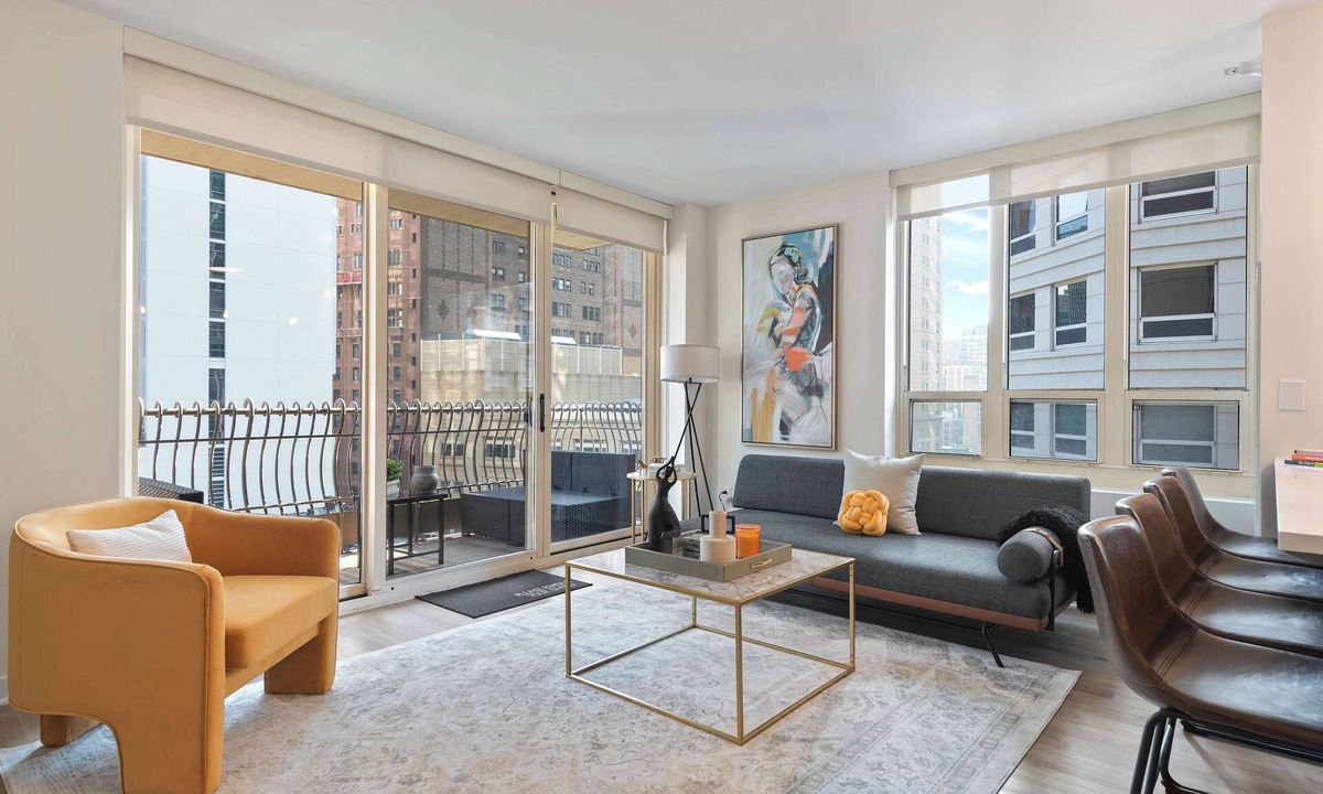 Rush and Division Apartment | 2BR near Riverwalk + downtown access