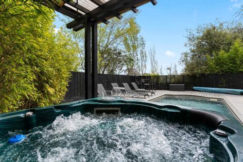 Daylesford House | 2BR plus Studio Pool & Spa Sleeps 8