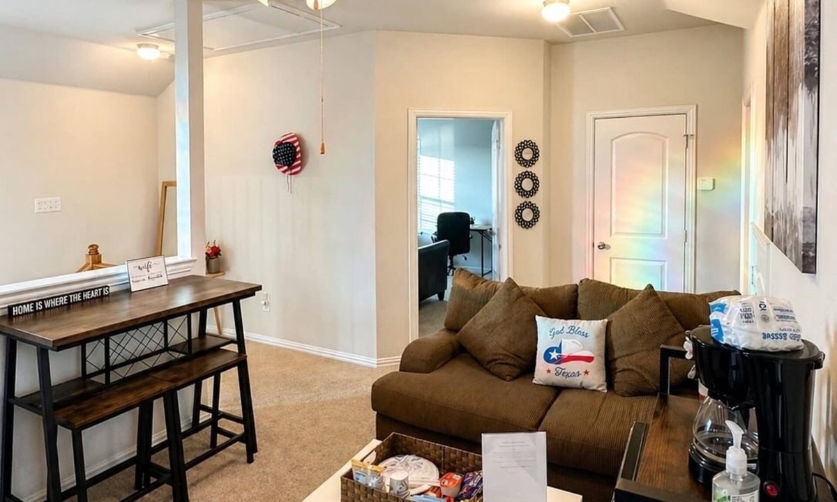 Original Town House | 2BR Private Guest Suite Near Carrollton Dining