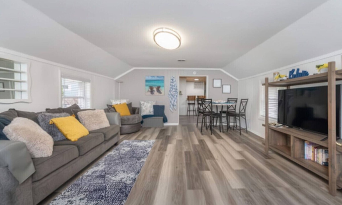 West Irondequoit House | 2BR Shoreside Retreat w/Beach Access & Interiors