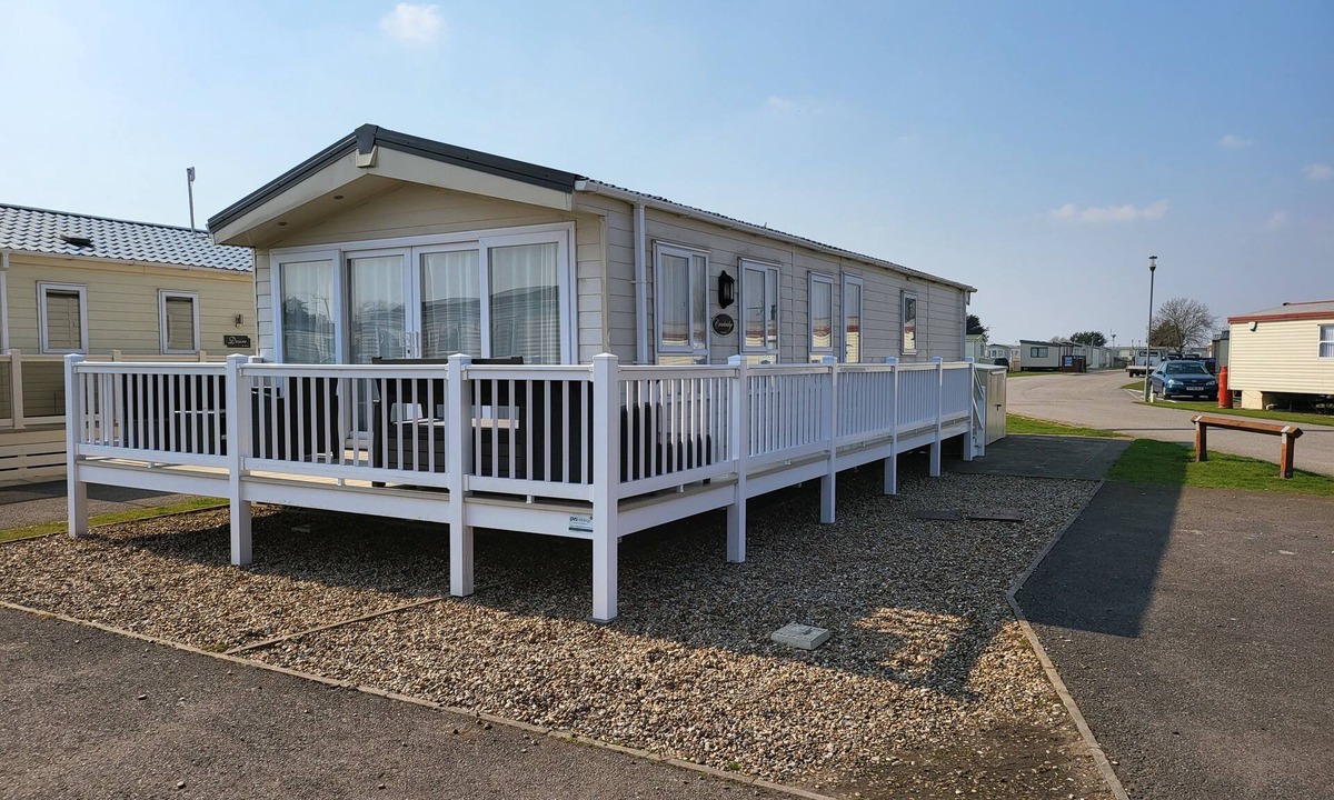 Clacton-on-Sea Cabin | 2BR-Sleeps6-Fireplace-Parking-Patio-Seaside