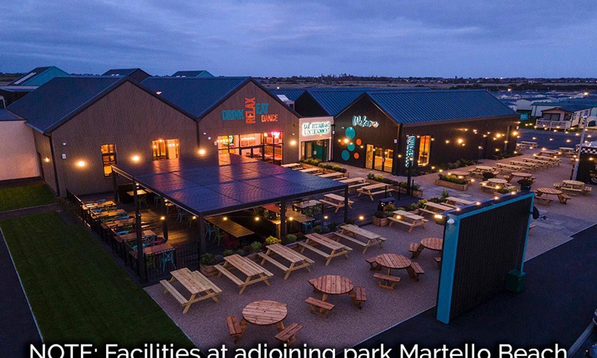 Clacton-on-Sea Cabin | 2br-sleeps6-wifi-freeparking-holidaypark