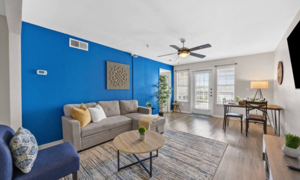 Pleasant Valley Apartment | 2BR Spacious Getaway Near Dwntown, Pool, UT Austin