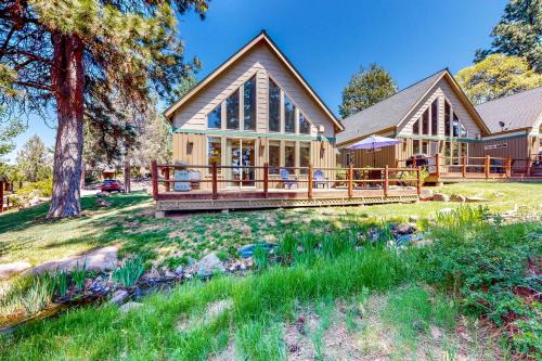 Klamath Falls House | 2BR Tree-Lined Cabin with Deck and Pool, Dog-Friendly