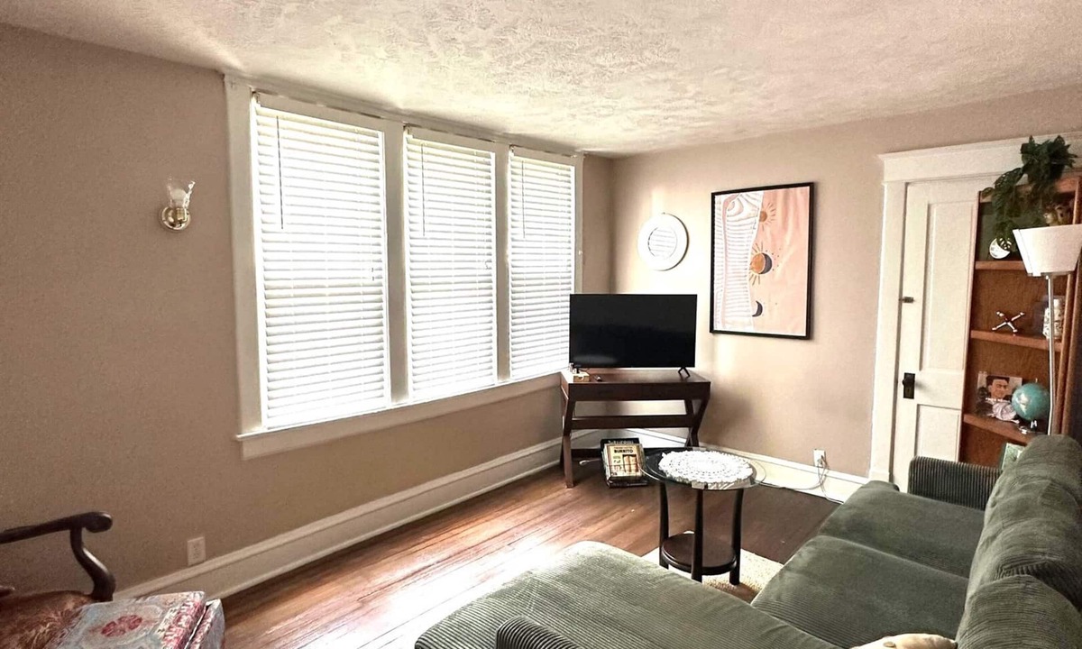 Bloomington Condo | 2BR Upper Condo in Excellent Area