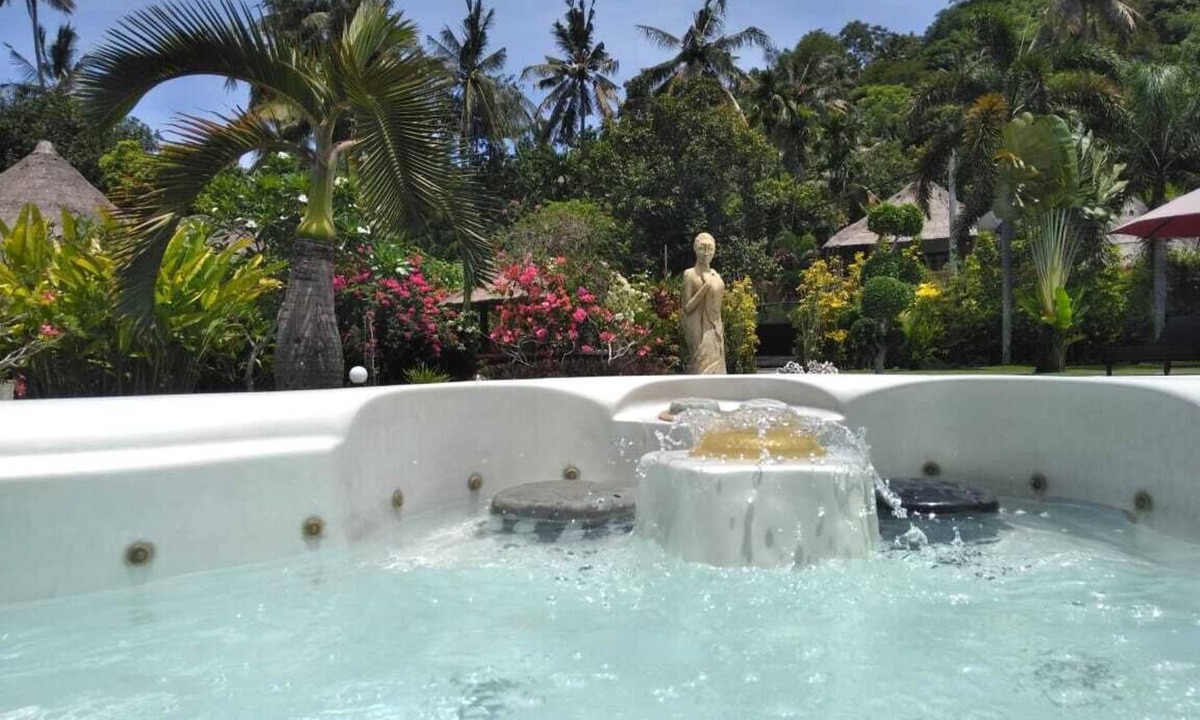 Senggigi Villa | 2BR Villa Paradise with swimming pool and jacuzzi near the beach of Senggigi.