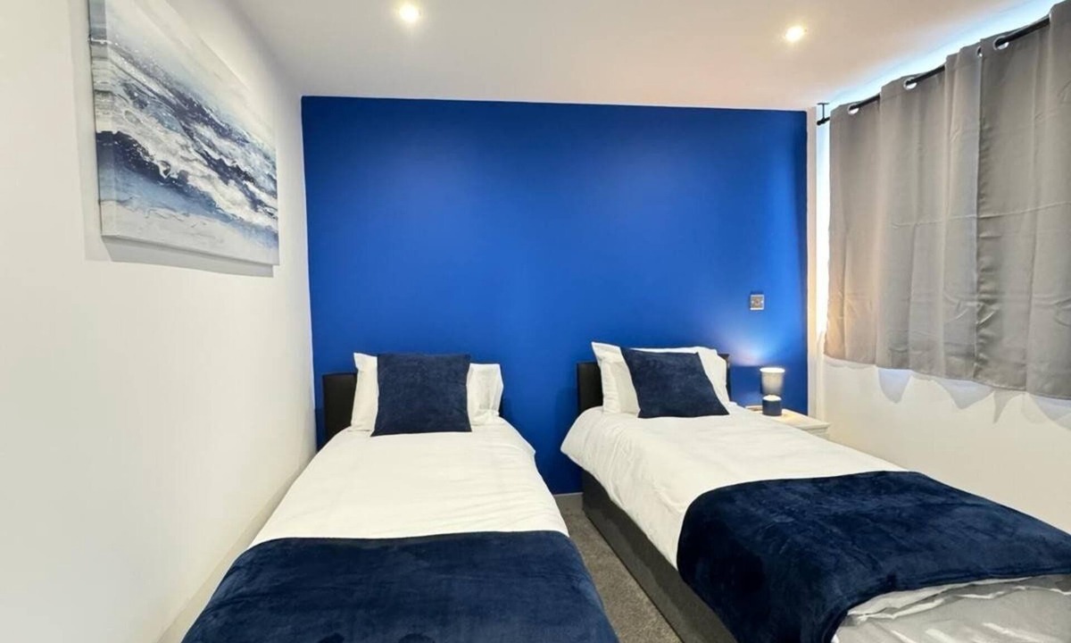 Yeadon Apartment | 2BR w/views WiFi & parking