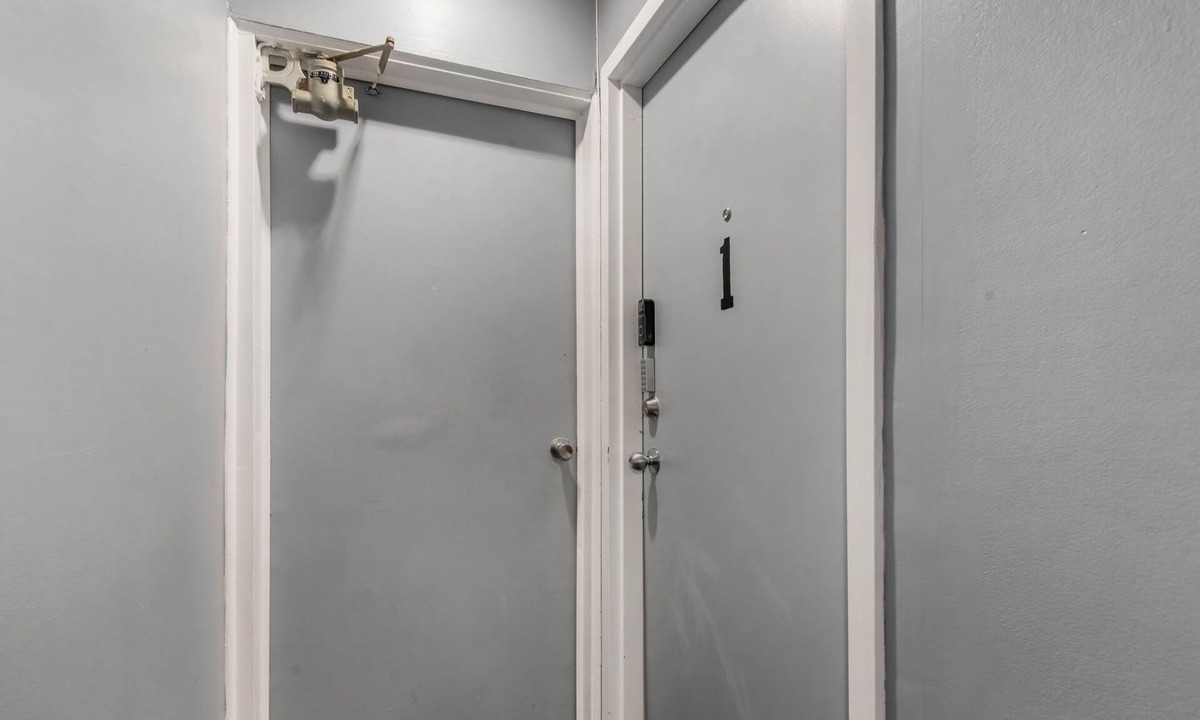 The Beaches Apartment | 2BR| Wifi| Workspace| Close to TTC| Parking