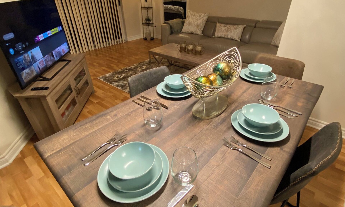 Downtown Mississauga Apartment | 2BR with balcony and free parking in Square One